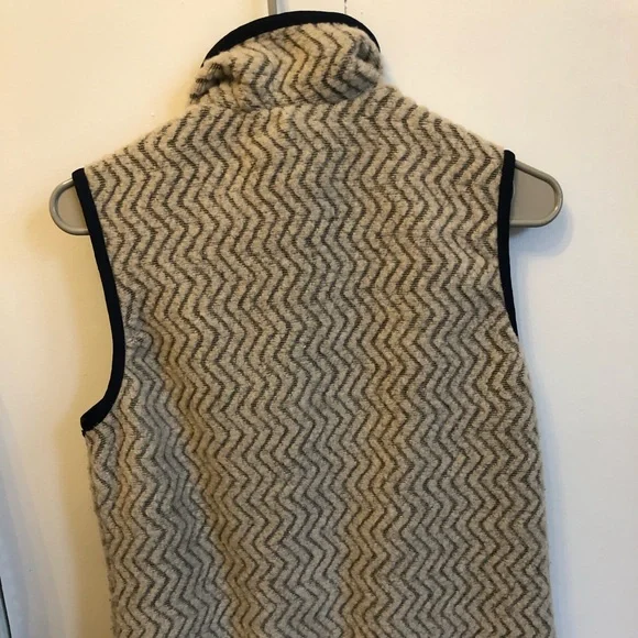 Patagonia Limited Edition Women's Woolie Fleece Reversible Vest - Picture 4 of 5